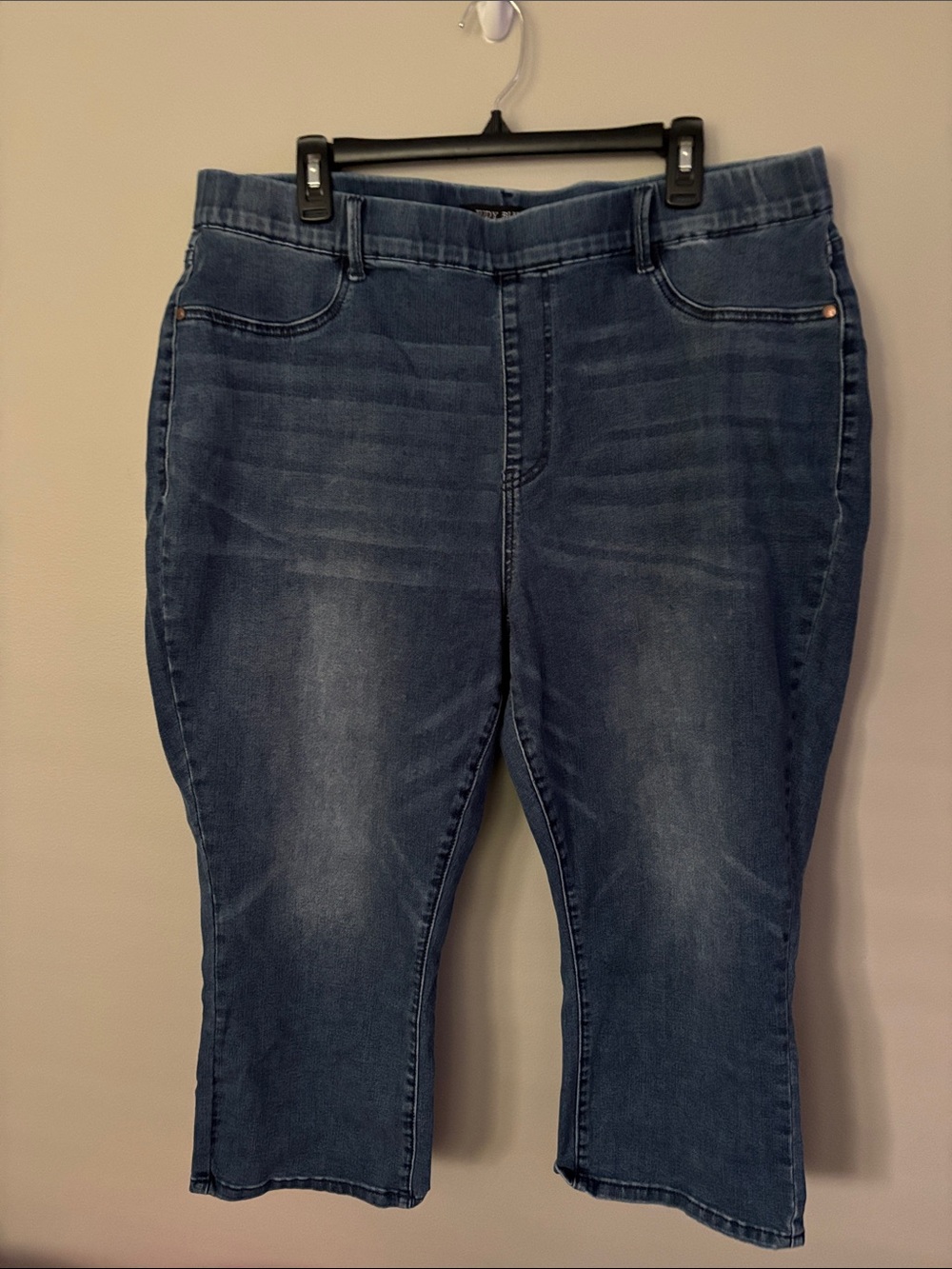 Judy Blue Dark Blue Cooling Material Capris